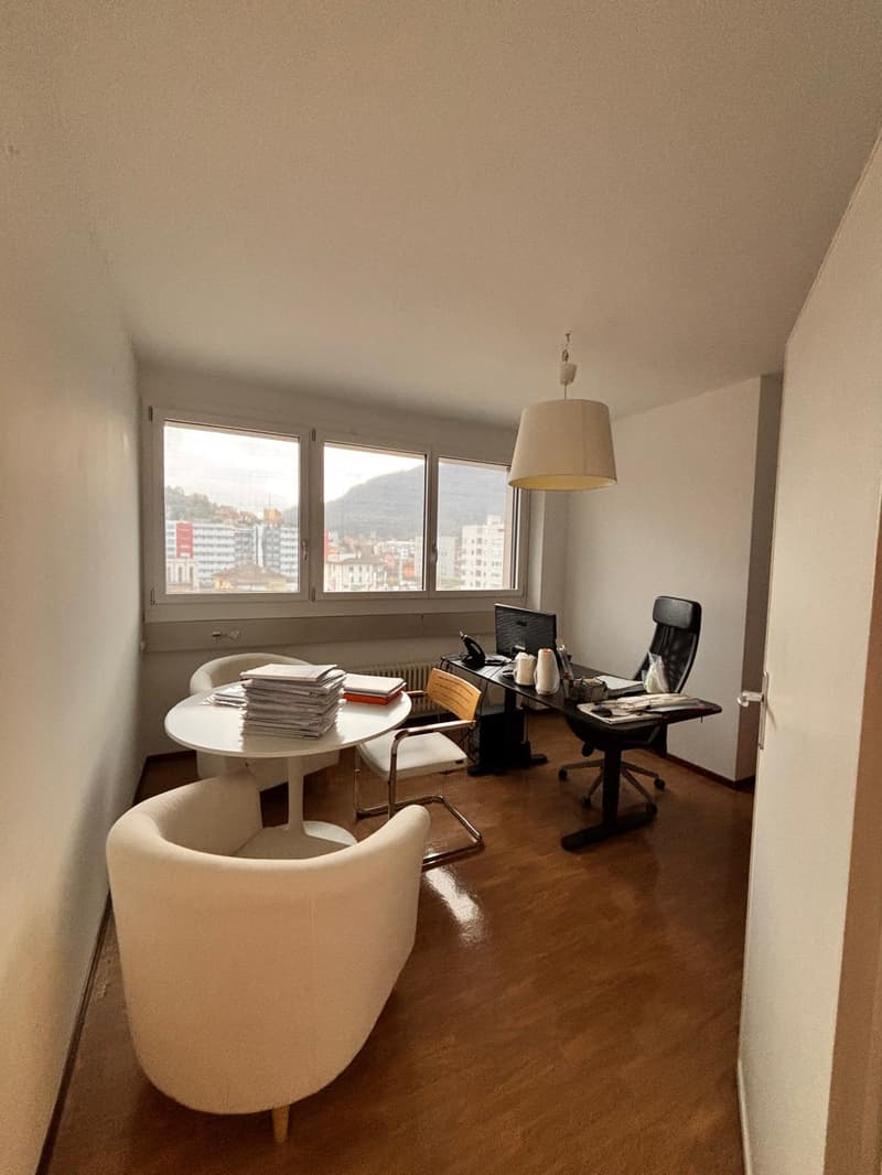 Moderno ufficio di 4 locali a Chiasso con balcone e predisposizione aria condizionata (4)