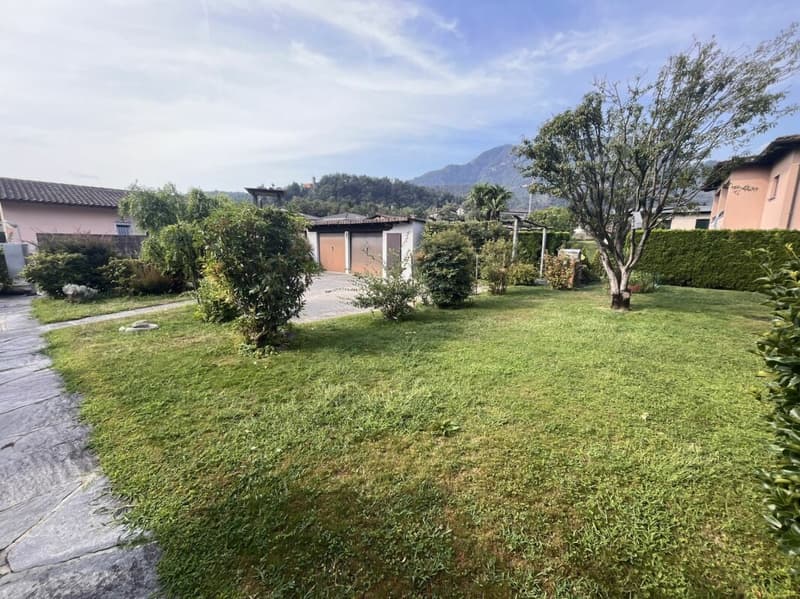 LOSONE - CASA BIFAMILIARE CON GRANDE GIARDINO (5)