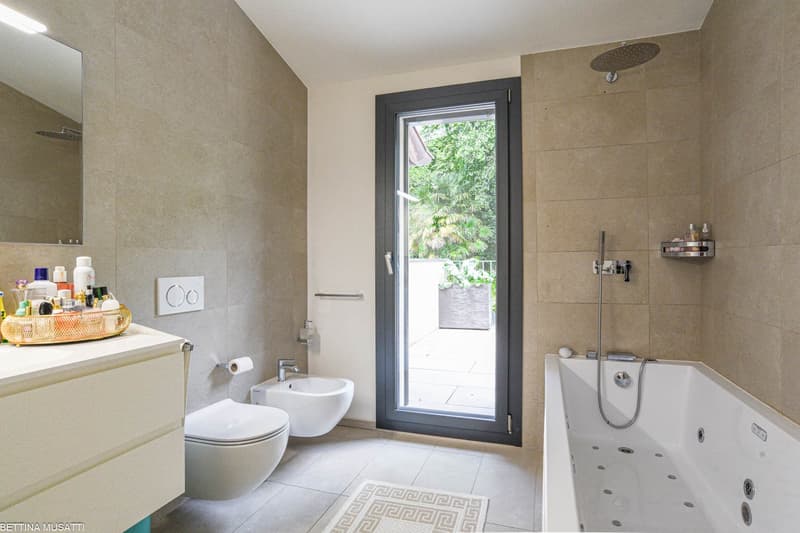 VACALLO – ATTICO ESCLUSIVO CON TERRAZZE PANORAMICHE E JACUZZI IN POSIZIONE PRESTIGIOSA (11)