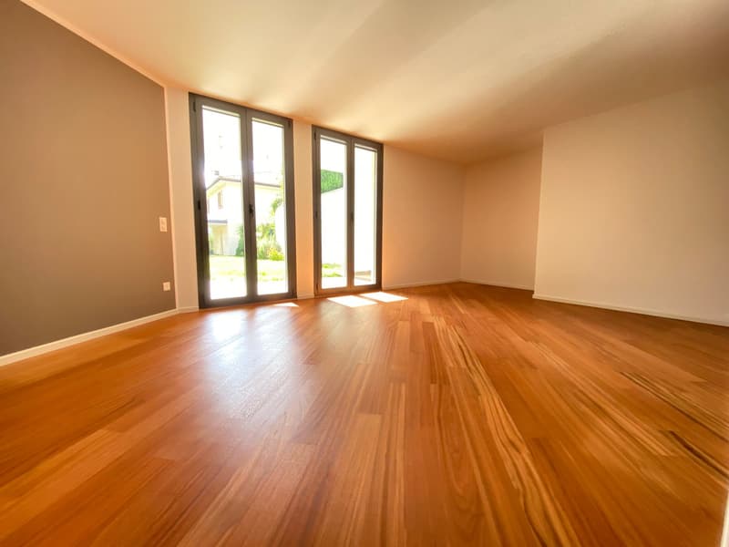 empty room, hardwood floors, glass doors, balcony