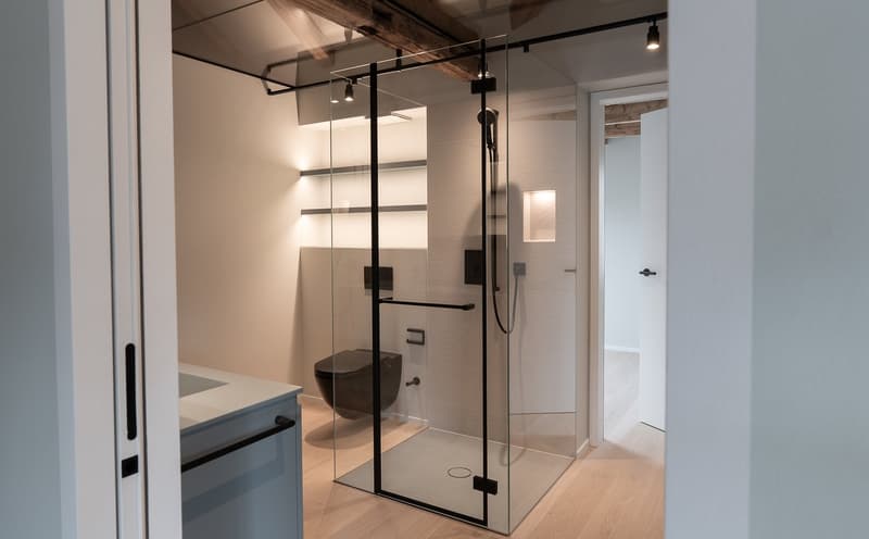 Exklusive 3.5-Zimmer-Dachwohnung im Rosengarten – Historischer Charme trifft modernes Design (7)