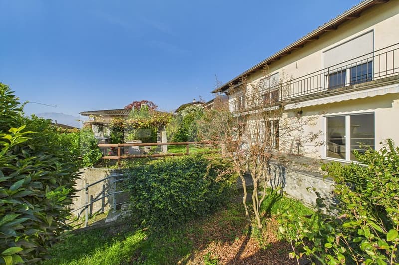 Casa bifamiliare in collina con bella vista e ampio spazio esterno (1)