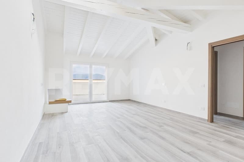 La vostra casa tra l'Italia e la Svizzera con una vista panoramica unica (Italia) (1)