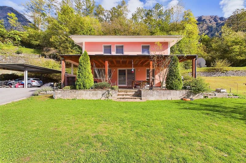 Casa unifamiliare indipendente con giardino e vista aperta (1)