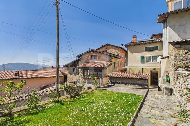 Casa ticinese rinnovata con giardino e possibilità di ampliamento (1)