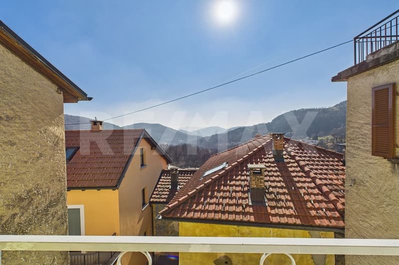 Casa ticinese con cortile e rustico da ristrutturare (1)