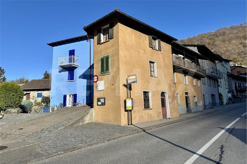 Casa di Nucleo Ticinese con Spazio Commerciale e Potenziale di Ristrutturazione (1)