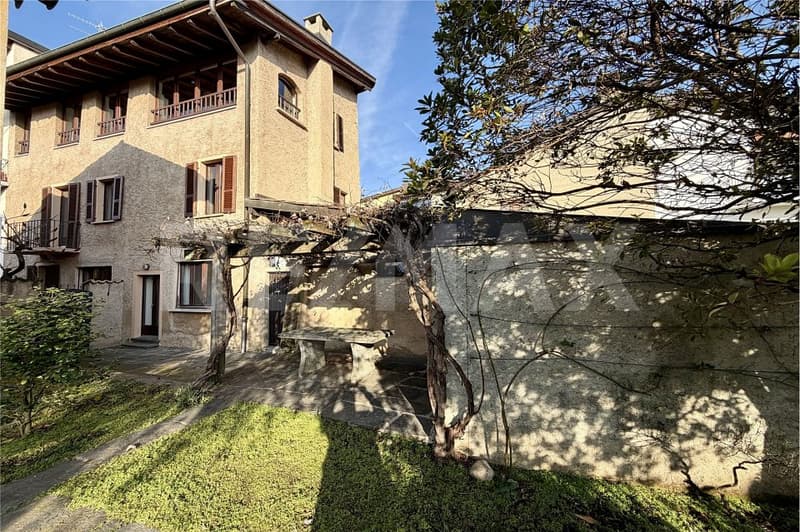 Autentica casa di nucleo ticinese rinnovata con giardino a Cureglia (1)