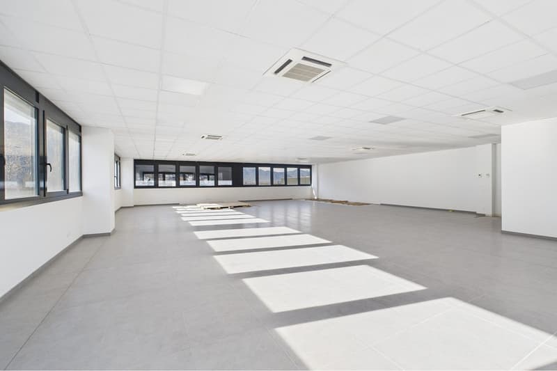 Immobile commerciale con ampia terrazza e vista aperta (2)