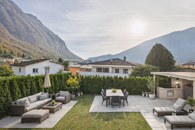 Villa Bifamiliare con grandi spazi interni ed esterni (2)