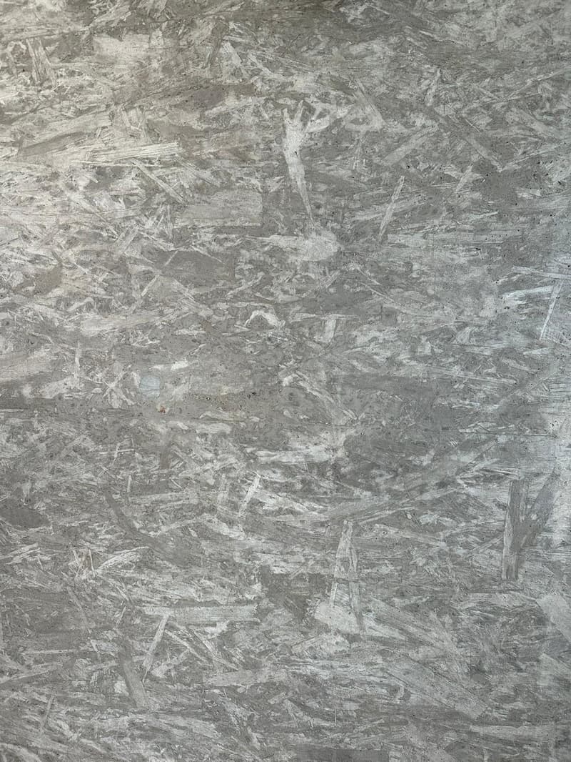 Holzfaserplatten des Typs OSB, in Sichtbeton ausgeführt.