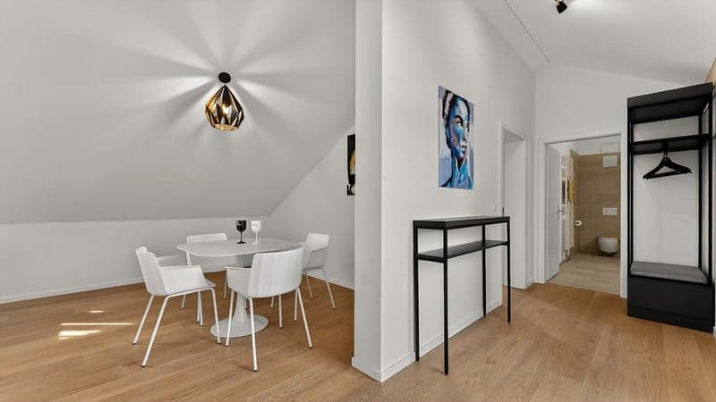 Eklusive möblierte 2.5-Zimmer Attika Wohnung mit Service und Terrasse in Biel (11)