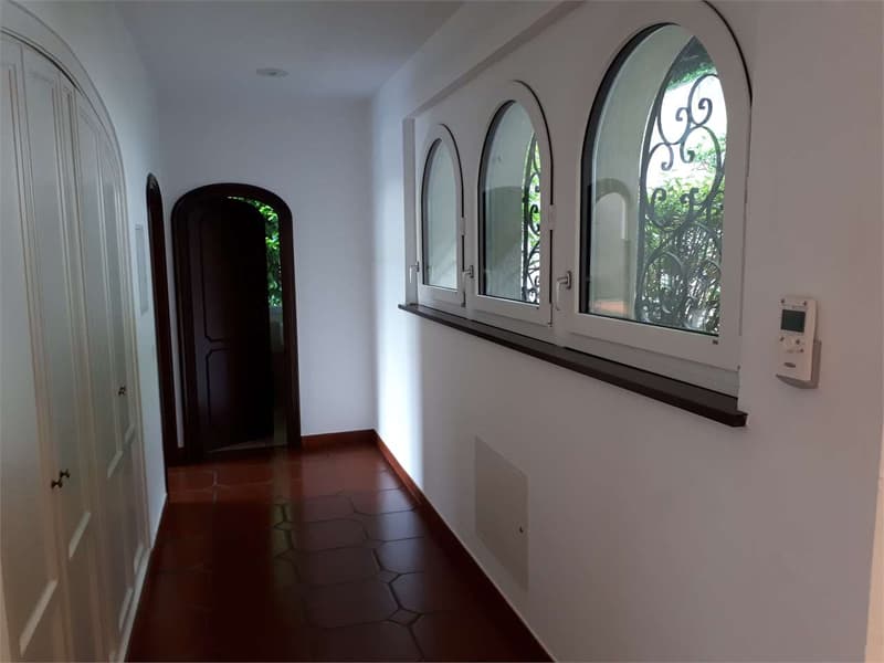 Vezia, splendida villa con piscina interna (12)
