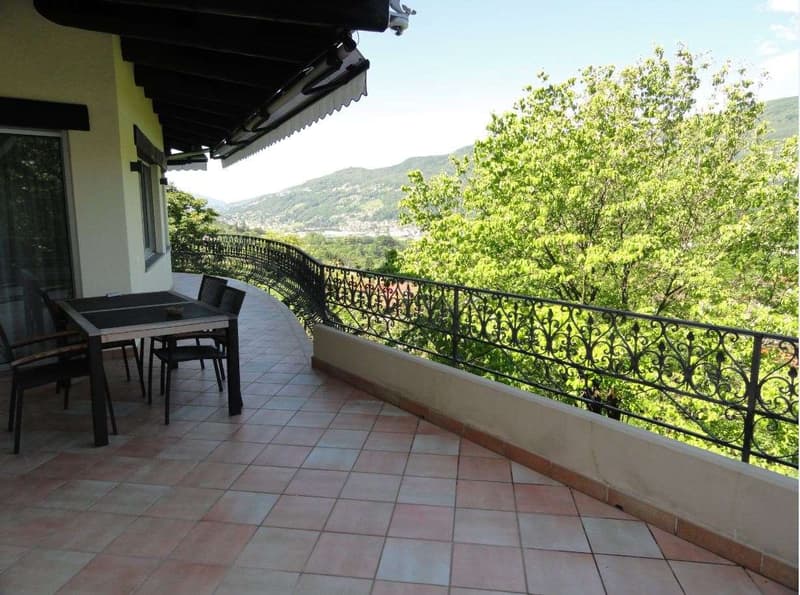 Vezia, splendida villa con piscina interna (8)