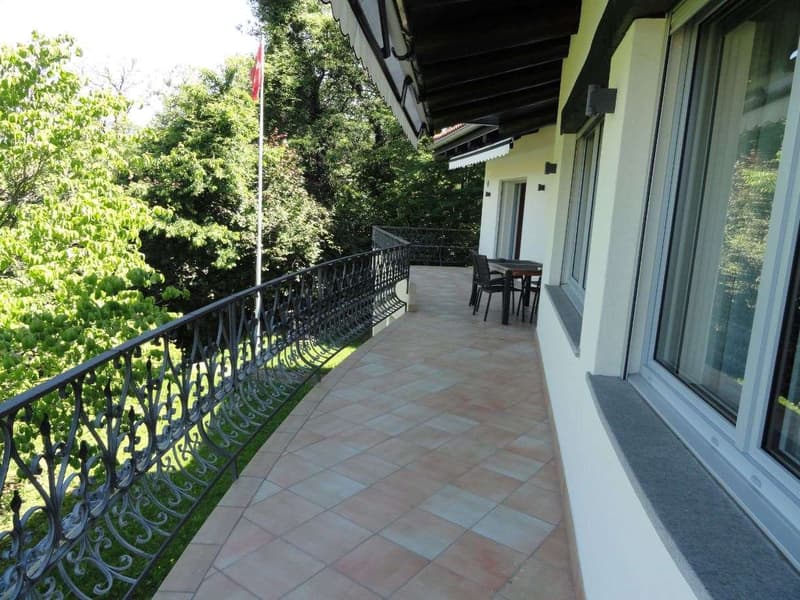 Vezia, splendida villa con piscina interna (7)