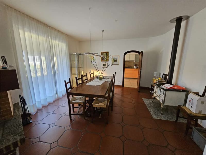Vezia, splendida villa con piscina interna (5)