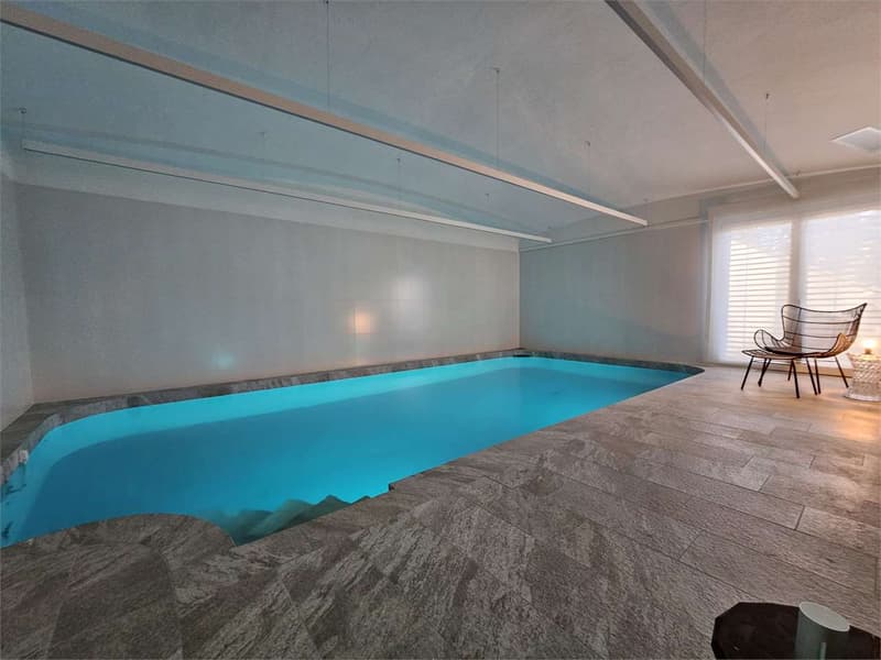 Vezia, splendida villa con piscina interna (3)