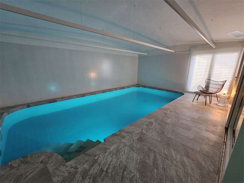 Vezia, splendida villa con piscina interna (10)