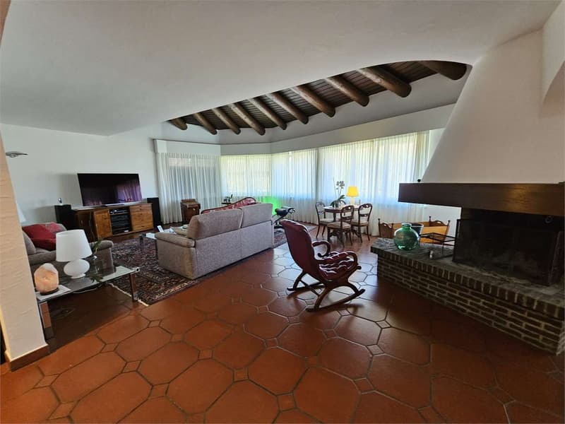 Vezia, splendida villa con piscina interna (4)