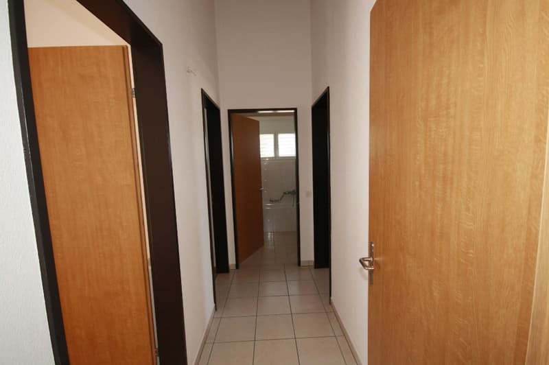 3 rooms, hallway, tiled floor, open doors