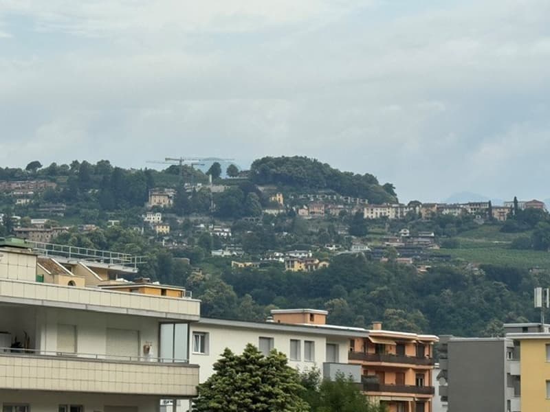 3.5 locali con vista aperta sulla città e montagne e due posti auto (2)