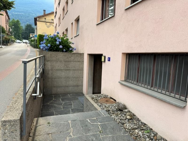 3.5 locali con vista aperta sulla città e montagne e due posti auto (7)
