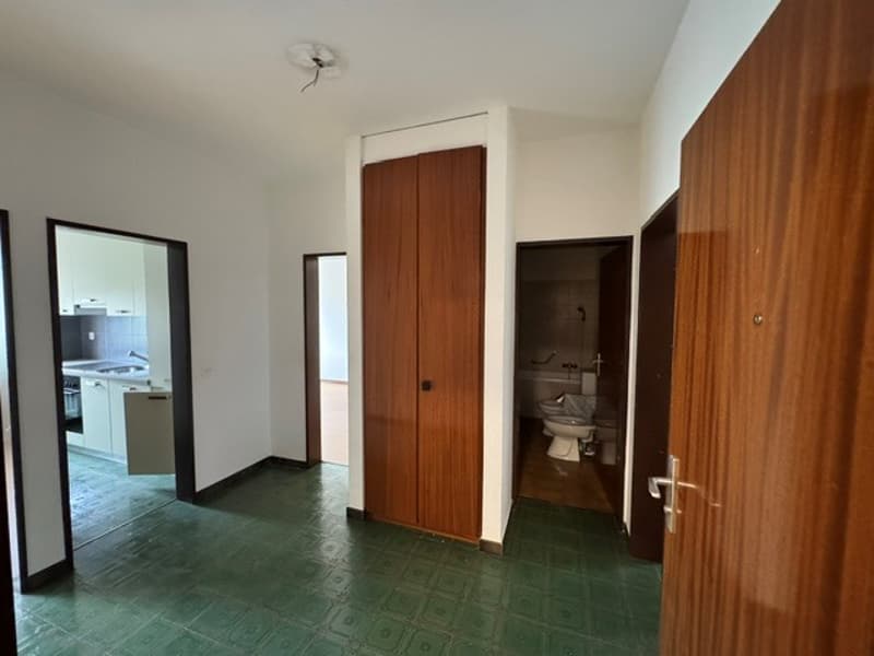 3.5 locali con vista aperta sulla città e montagne e due posti auto (12)