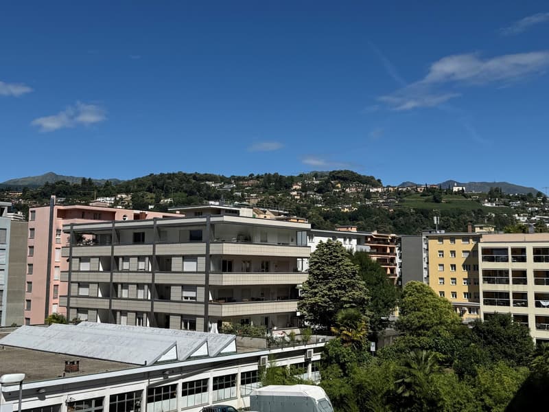 3.5 locali con vista aperta sulla città e montagne e due posti auto (2)