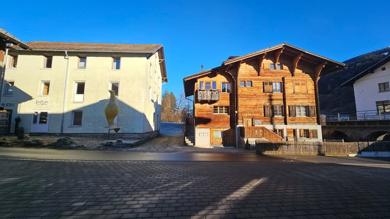 Interessantes Wohnhaus mit zwei Wohnungen, Atelier und Wintergarten in Trun (4)