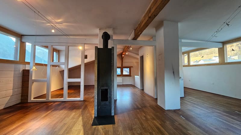 Interessantes Wohnhaus mit zwei Wohnungen, Atelier und Wintergarten in Trun (12)