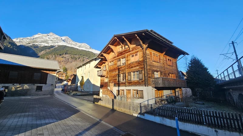 Interessantes Wohnhaus mit zwei Wohnungen, Atelier und Wintergarten in Trun (3)