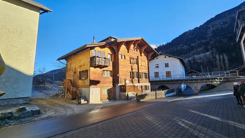 Interessantes Wohnhaus mit zwei Wohnungen, Atelier und Wintergarten in Trun (2)