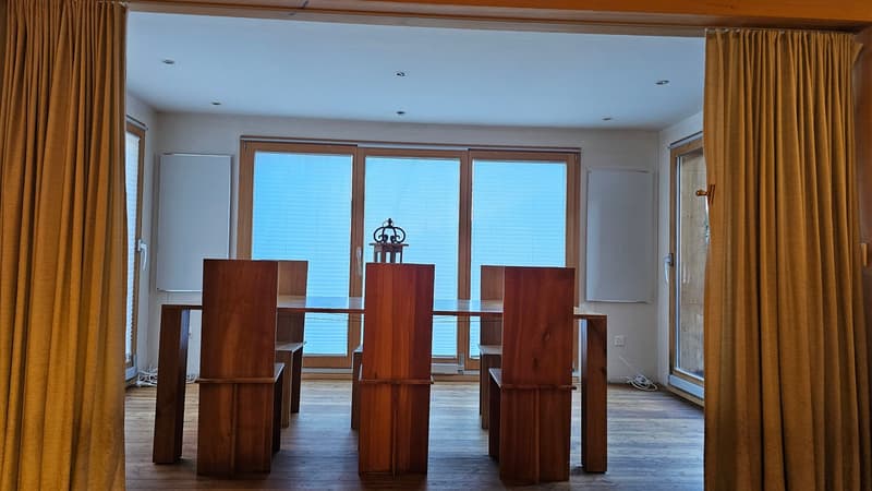 Interessantes Wohnhaus mit zwei Wohnungen, Atelier und Wintergarten in Trun (6)