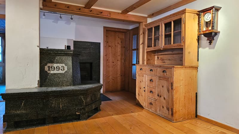 Interessantes Wohnhaus mit zwei Wohnungen, Atelier und Wintergarten in Trun (8)