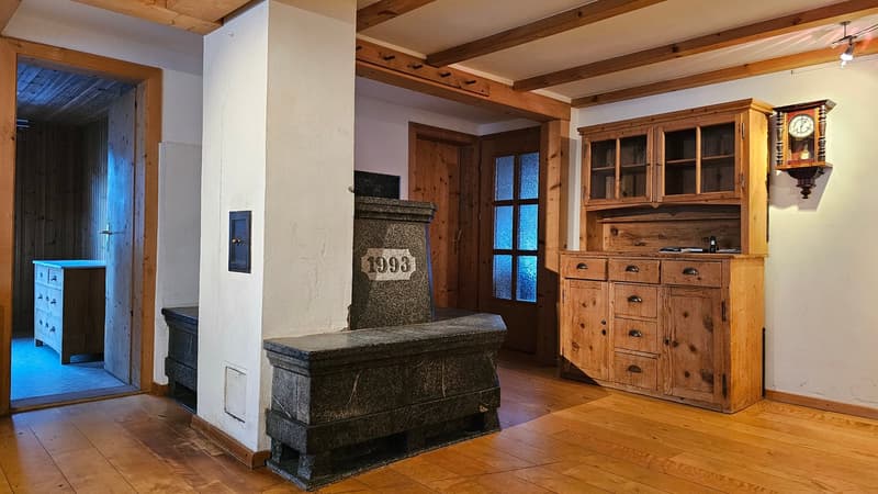 Interessantes Wohnhaus mit zwei Wohnungen, Atelier und Wintergarten in Trun (9)