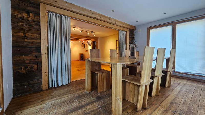 Interessantes Wohnhaus mit zwei Wohnungen, Atelier und Wintergarten in Trun (7)
