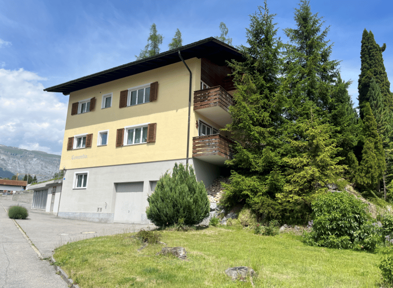 Charmante 3.5-Zimmerwohnung mit Balkon und Garagenbox in Laax (1)