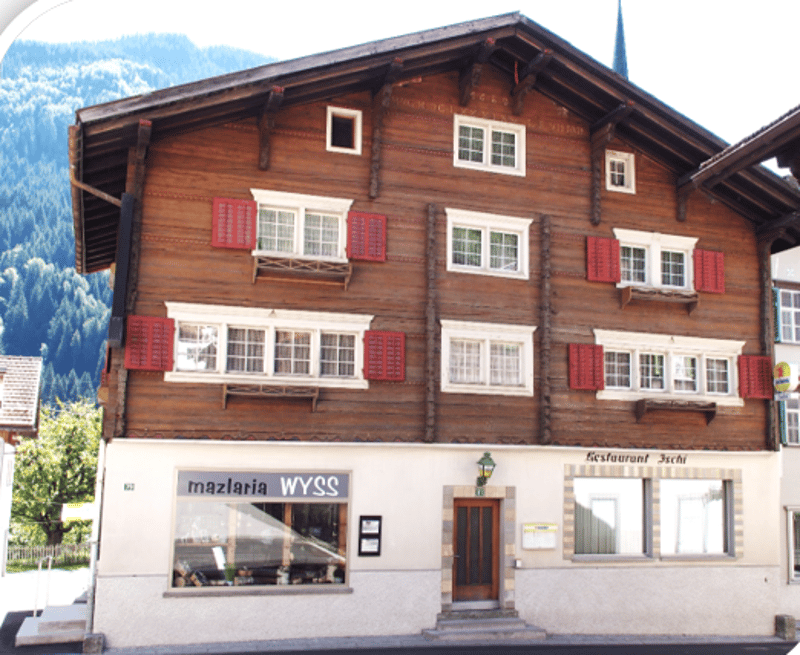 Wohnhaus mit Gewerbefläche und Entwicklungspotenzial in Trun (1)
