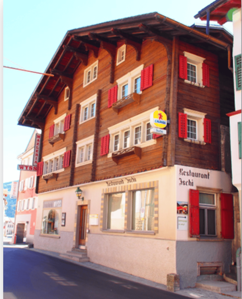 Wohnhaus mit Gewerbefläche und Entwicklungspotenzial in Trun (2)