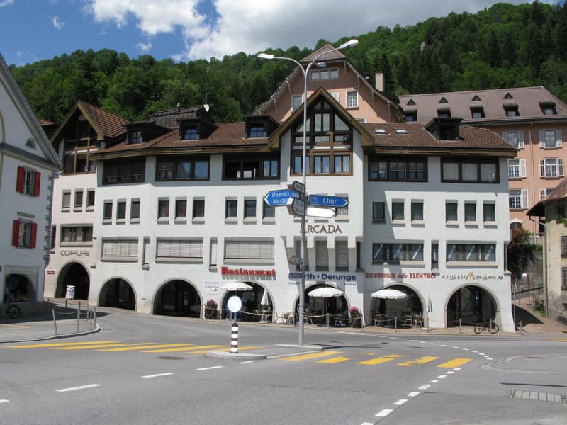 Charmante 2.5-Zimmer-Wohnung im 3. Obergeschoss in Ilanz (1)