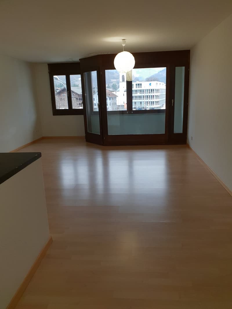 Helle 3-Zimmer-Wohnung mit Balkon im Zentrum von Ilanz (3)