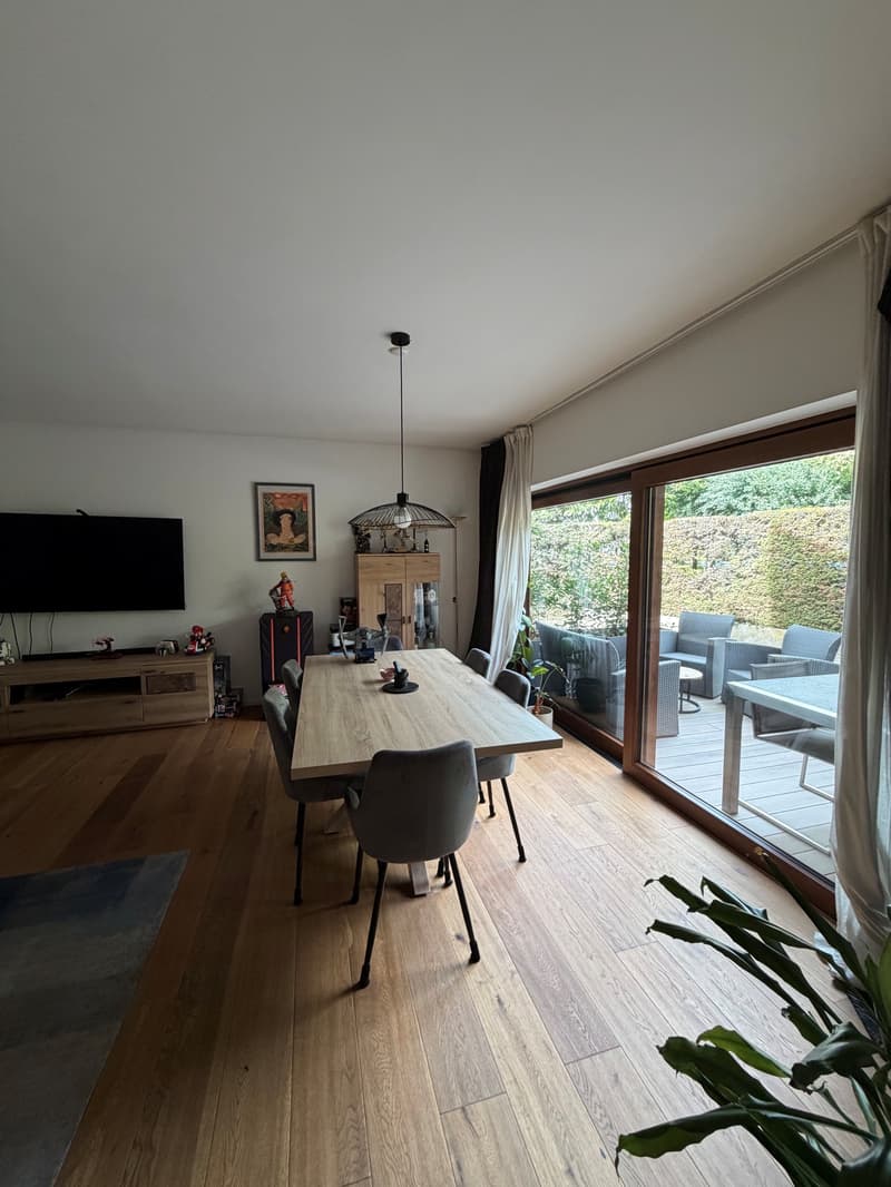 Grand et bel appartement de 2.5 pièces, intégré dans une villa individuelle, au rez de chaussée, env. 81 m2. (4)