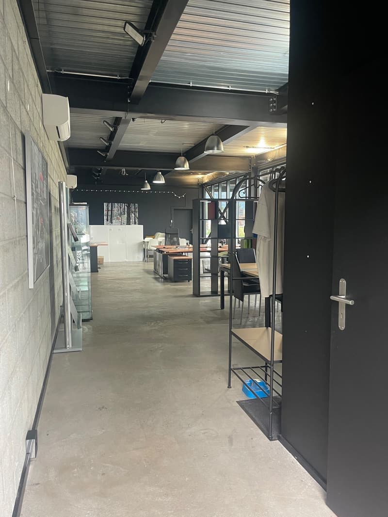 Surface commerciale d'env. 104 m2, de plein pied, au rez-de-chaussée. (8)