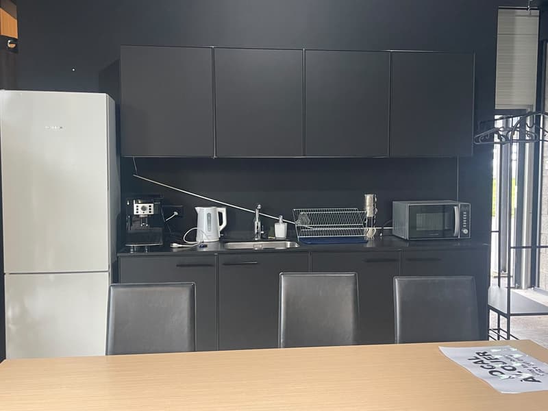 Surface commerciale d'env. 104 m2, de plein pied, au rez-de-chaussée. (6)