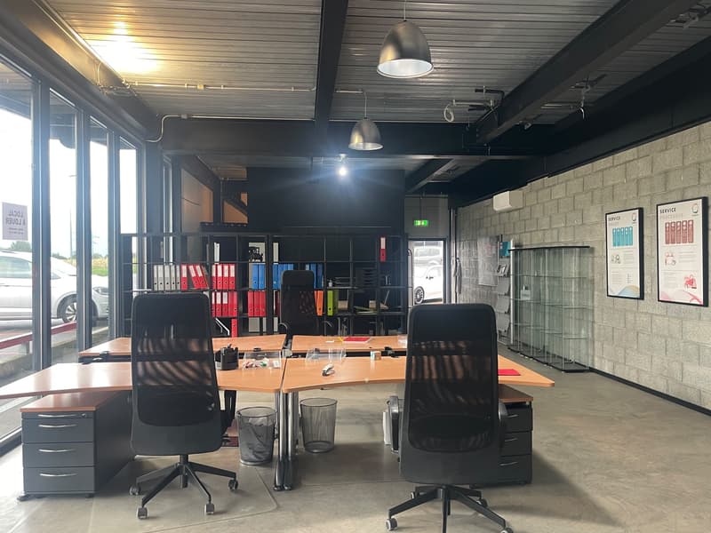 Surface commerciale d'env. 104 m2, de plein pied, au rez-de-chaussée. (4)