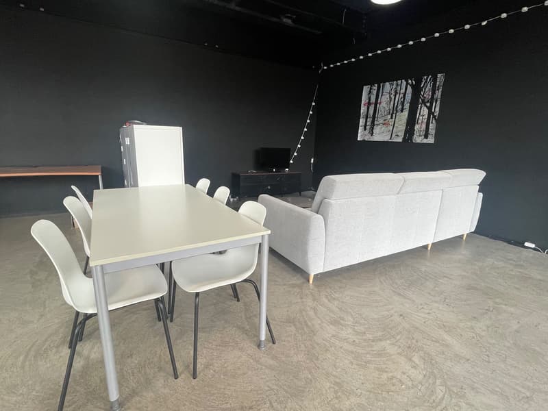 Surface commerciale d'env. 104 m2, de plein pied, au rez-de-chaussée. (5)