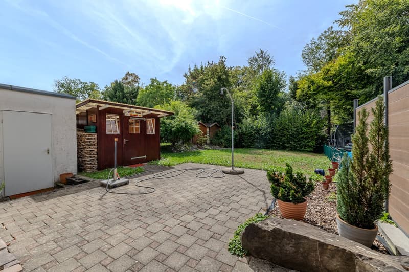 Garten mit Sitzplatz und Gartenhaus