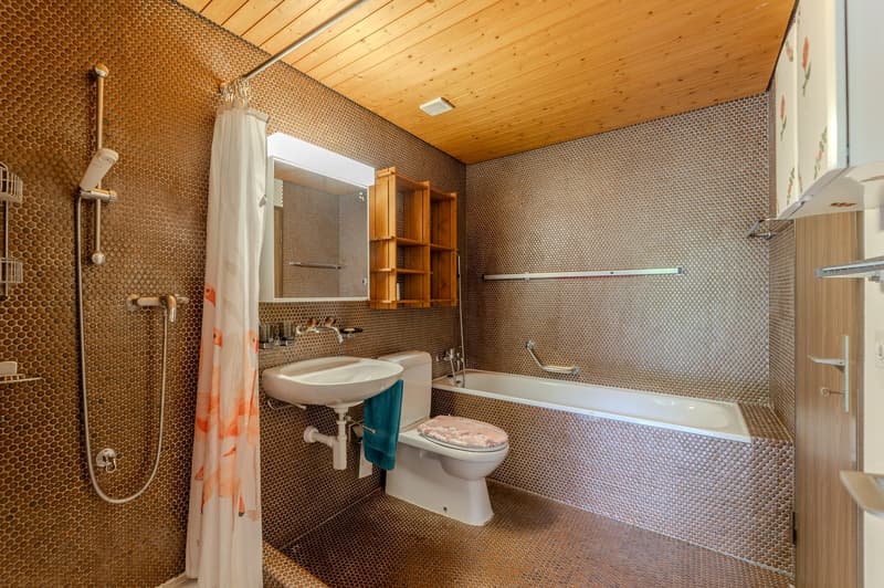 Badezimmer mit Badewanne und Dusche (Obergeschoss)