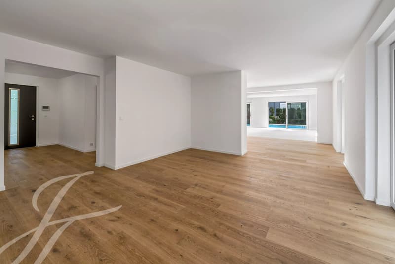 A few steps from the lake shore: Renovated villa with swimming pool (12)