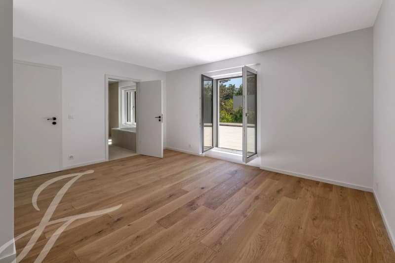 A few steps from the lake shore: Renovated villa with swimming pool (13)